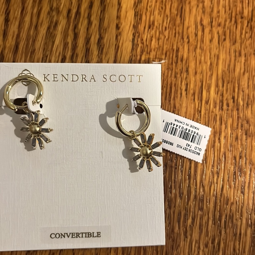 NWT Kendra Scott Woman’s Madison DSY Gold Flower Earrings - Picture 3 of 4